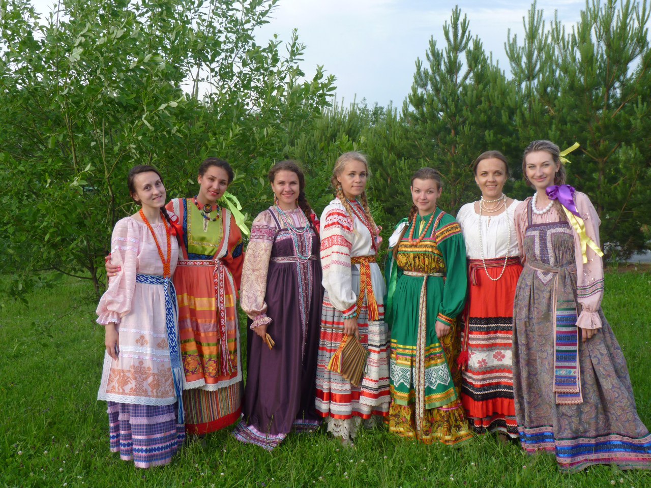 Девушки в русских народных костюмах