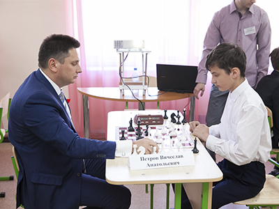 Вячеслав Петров за шахматной доской с ребенком